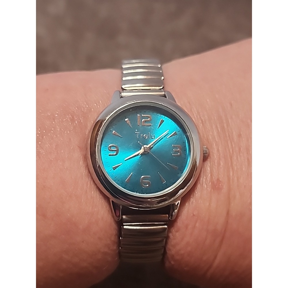 Trelu women analog wristwatch teal/turquoise dial and a silver-tone stretch band